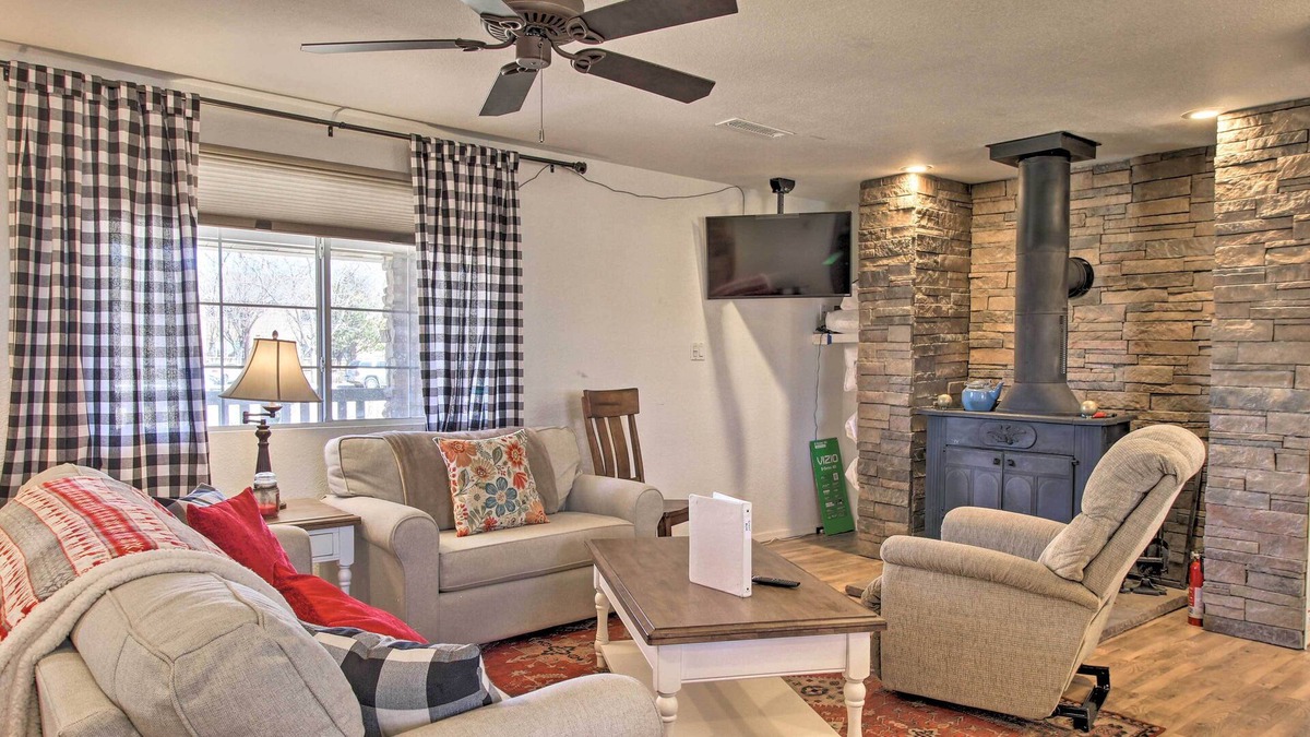 Taylor House | Cozy Taylor Home w/ Fireplace - Hiking Nearby