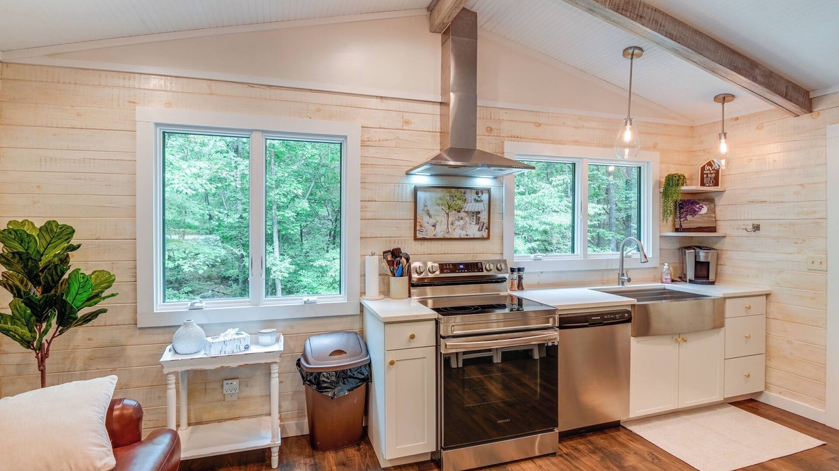 Linden Cabin | Cozy Tennessee Retreat w/Patio & Charcoal Grill!