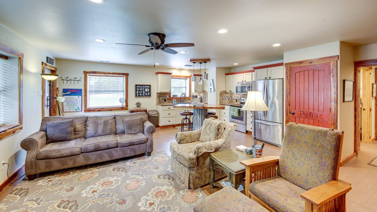 Smith County Cabin | Cozy Texas Retreat w/ Patio, Fire Pit & Grill!