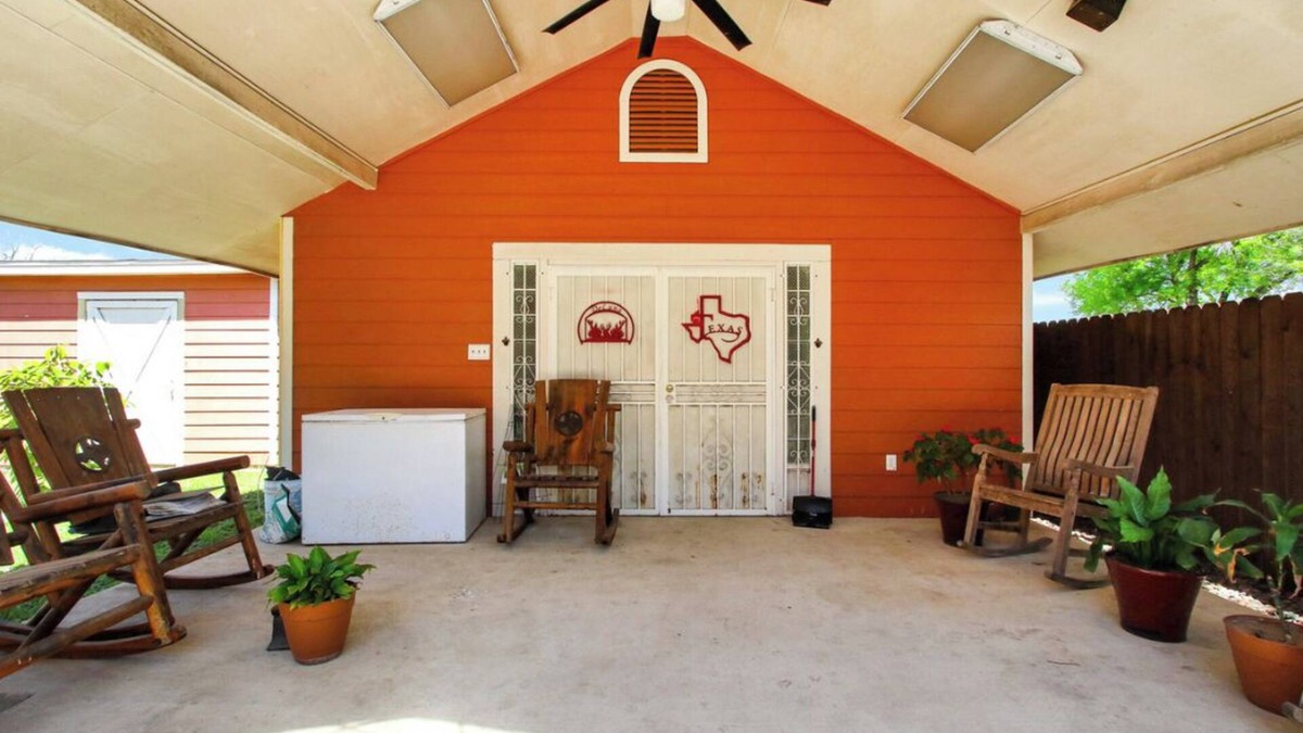 Southside House | Cozy Texas-themed bungalow casita. Pet friendly.