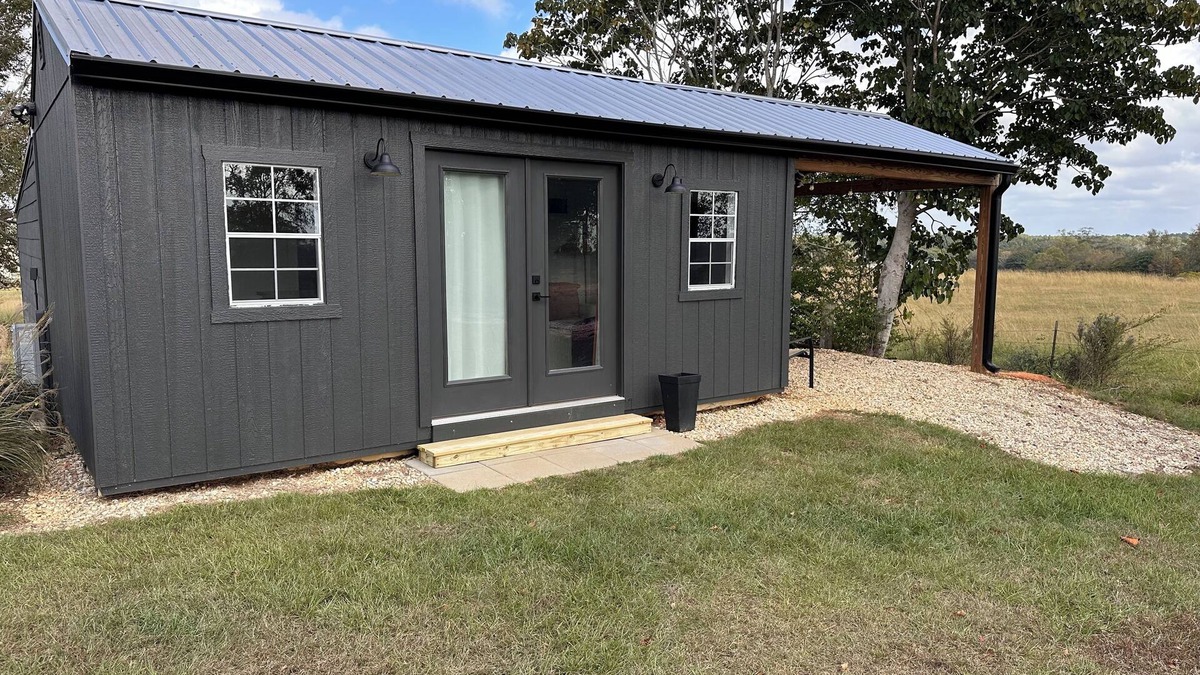 Poplarville Cottage | Cozy.The Cottage at Savannah! Perfect for 1-2 people.