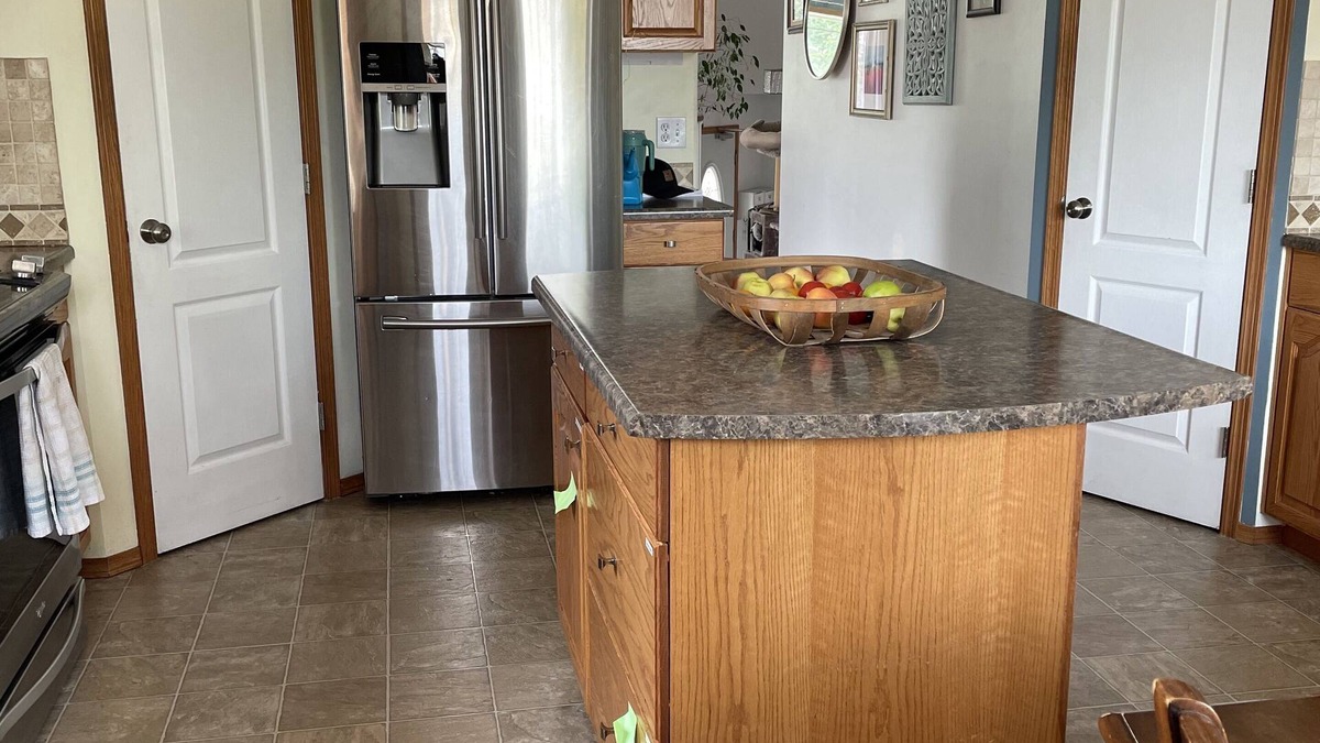 Lacombe House | Cozy three bedroom retreat; 60 minutes to mountains! Discount for longer stay