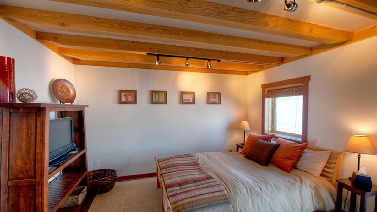 Manhattan Cabin | Cozy Timber Frame Cabin with Private Hot Tub and Amazing Views!