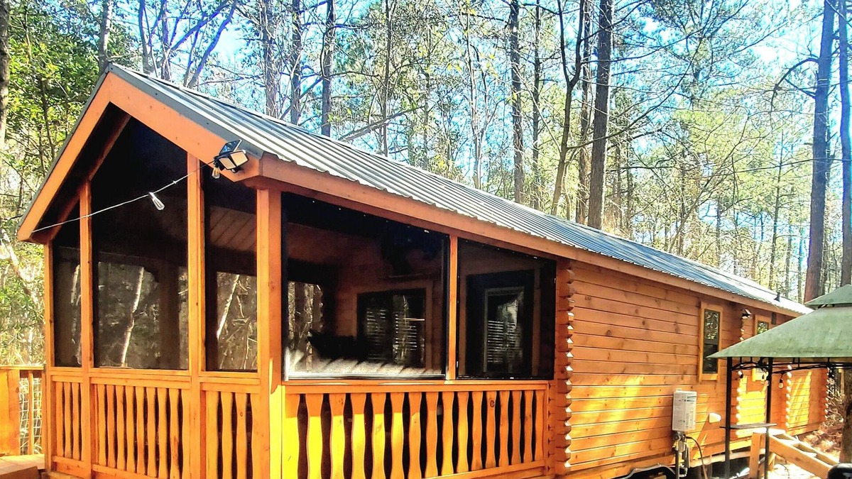 Comfort Cabin | Cozy tiny cabin in enchanting Richlands w/King Suite, hottub