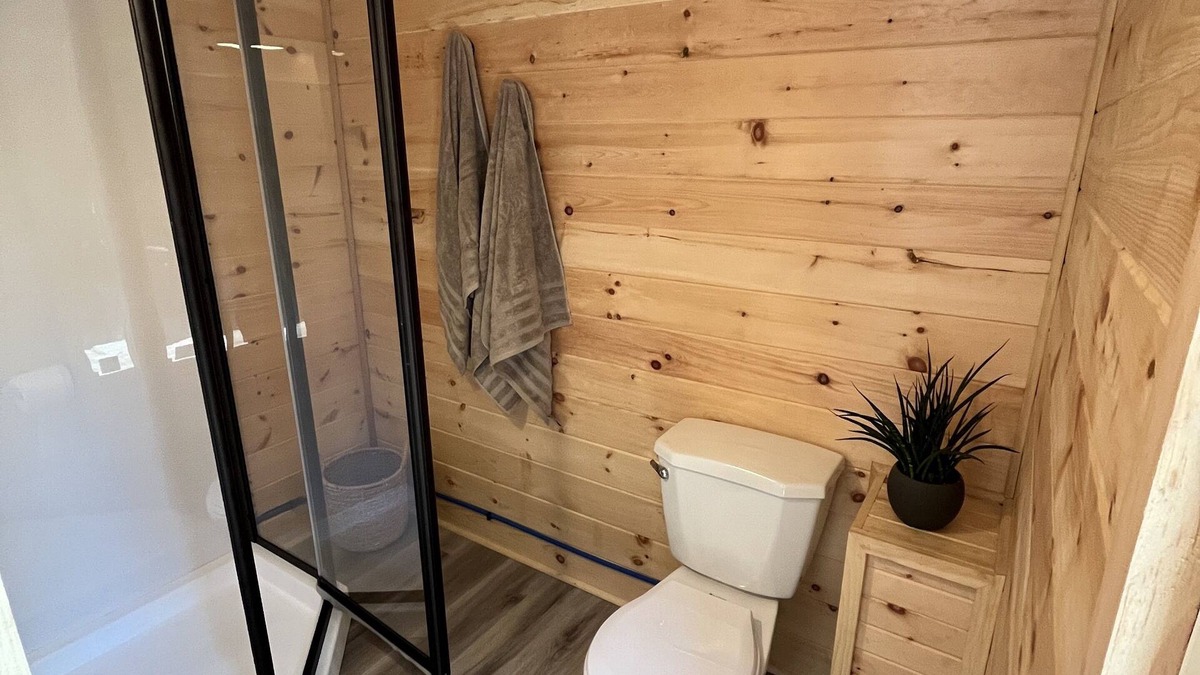 Caledon Cabin | Cozy tiny home, immersed in the forest, overlooking the pond!