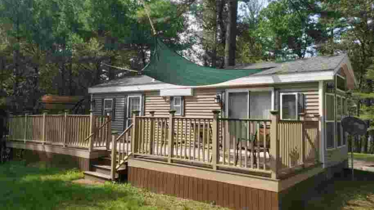 Friendship House | Cozy Tiny Home in Friendship on Castle Rock Lake, Sun Deck, Water, Pet Friendly
