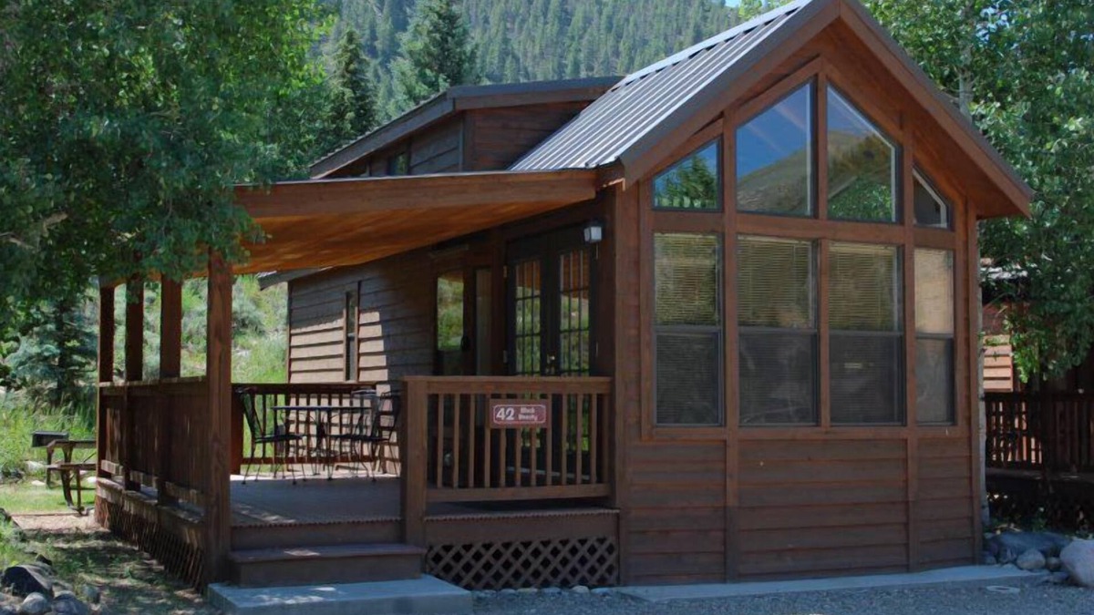 Almont Cabin | Cozy "Tiny Home" style Cabin Perfect for Couples and Families