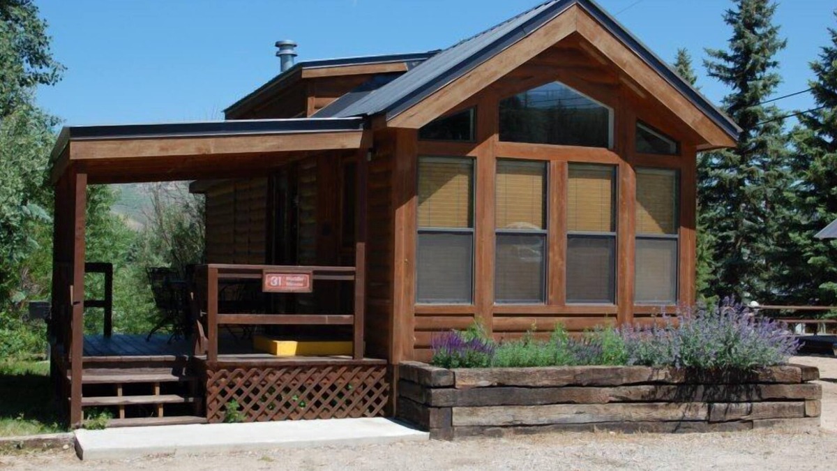 Almont Cabin | Cozy "Tiny Home" style Cabin Perfect for Couples and Families