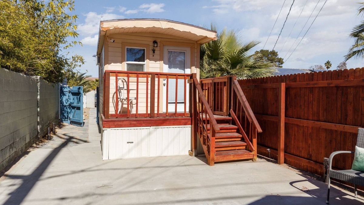 Royal Crest Rancheros House | Cozy Tiny House for Two with Private Yard in Paradise