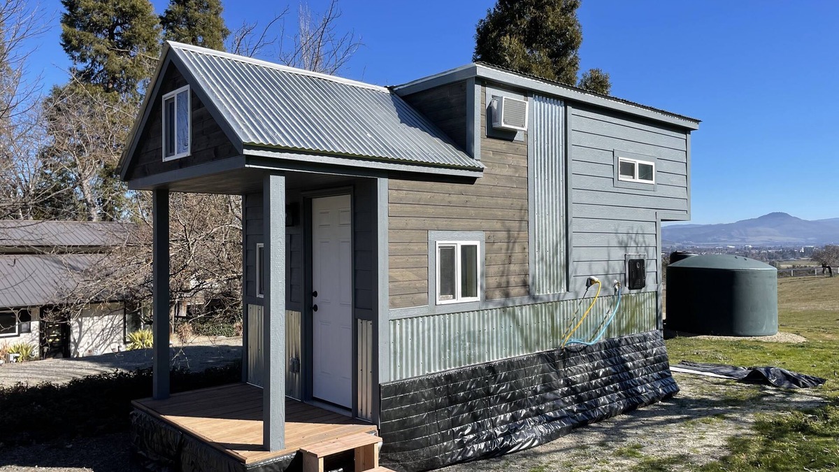 Central Point House | Cozy Tiny House! Small But Mighty ~ Comfy & Gorgeous Location