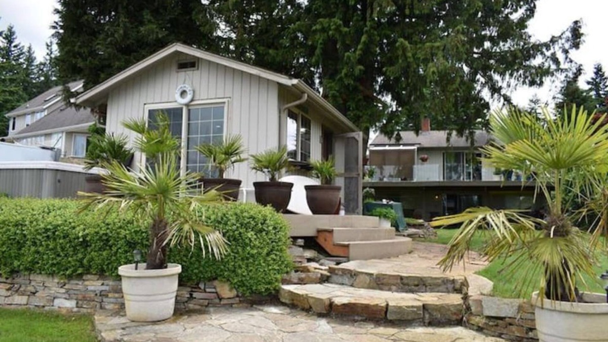 Lake Goodwin House | Cozy Tiny House Style Cabin with Hot Tub on Waterfront