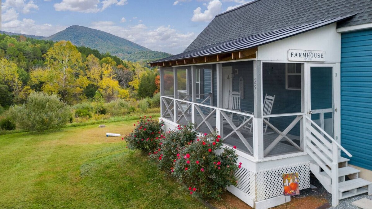Lexington Cottage | Cozy Tiny House with Mountain Views, Firepit, Deck & Clawfoot Tub