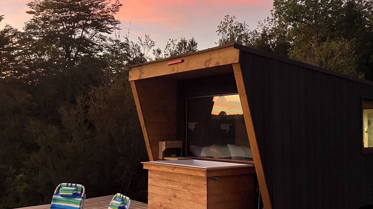 Calbuco Cabin | Cozy TinyHouse in Patagonia Costa with hot tub by the Sea