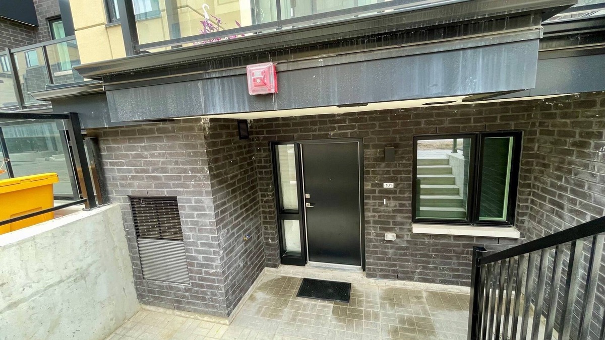 Clairlea House | Cozy Toronto Townhouse, Walking Distance To Shops and TTC Friendly!
