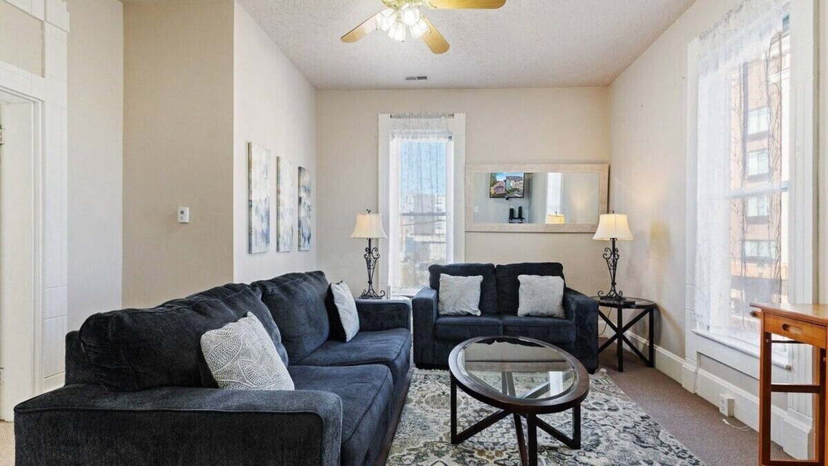 Babe Denny House | Cozy Town Home - Walk To Everything Downtown!