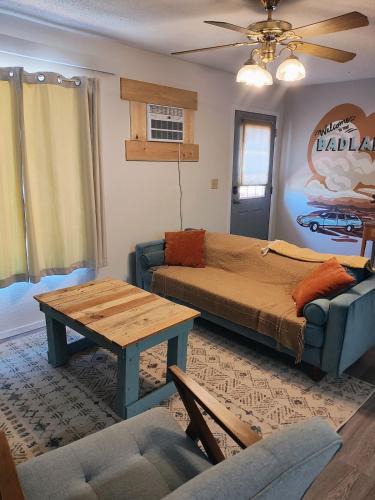 Pinnacles Entrance Badlands House | Cozy town house in Wall!