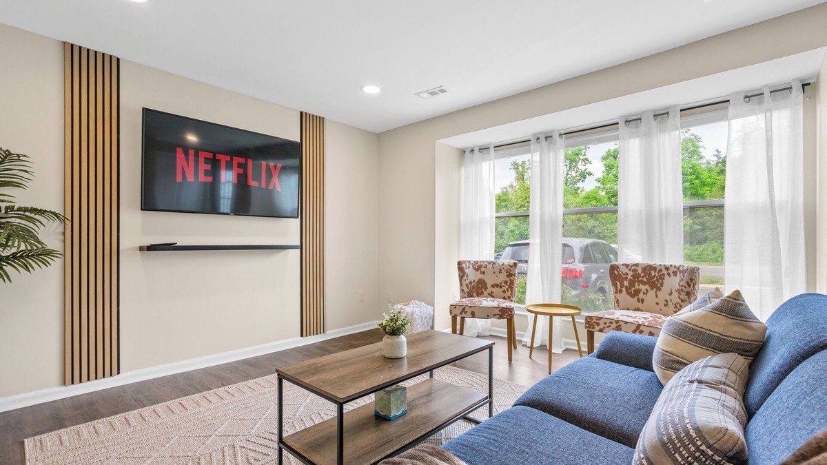 Sterling House | Cozy Townhome - 7 min from Dulles Aiport/35 min to DC!