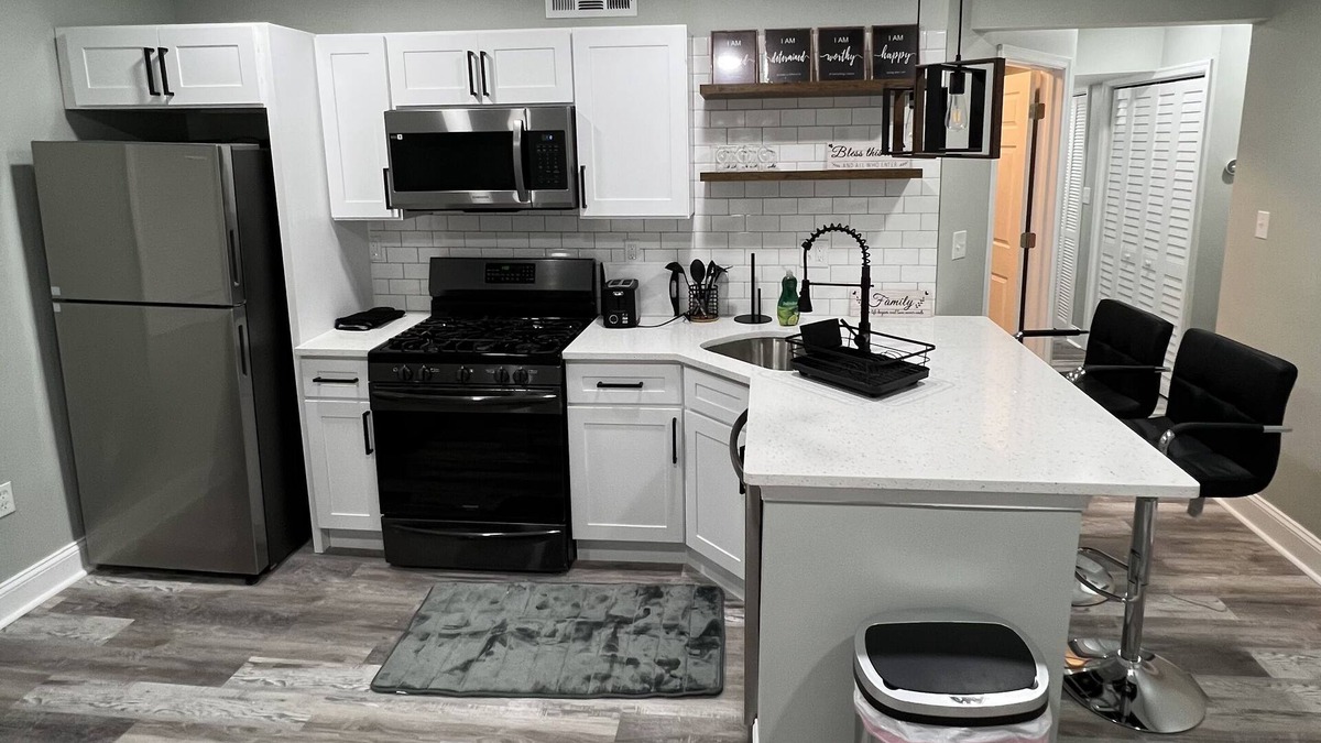 Laurel House | Cozy Townhome Near Restaurants, Movies, and Entertainment