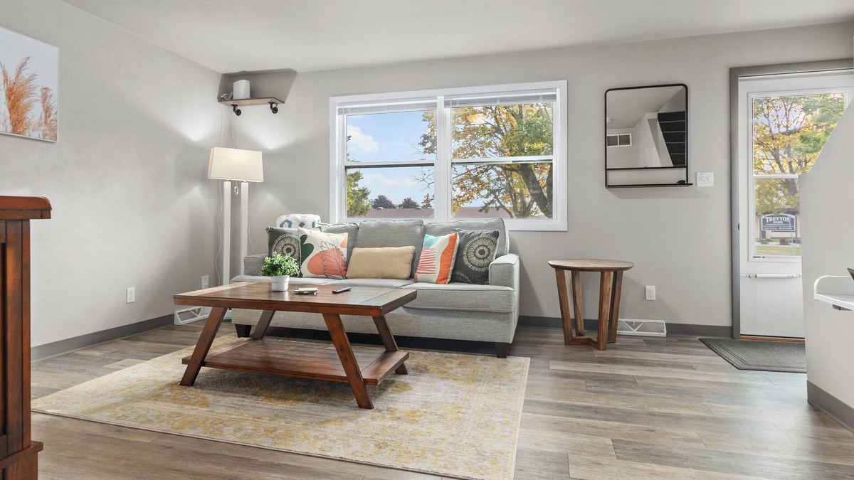 Appleton House | Cozy Townhome w/Garage in Appleton