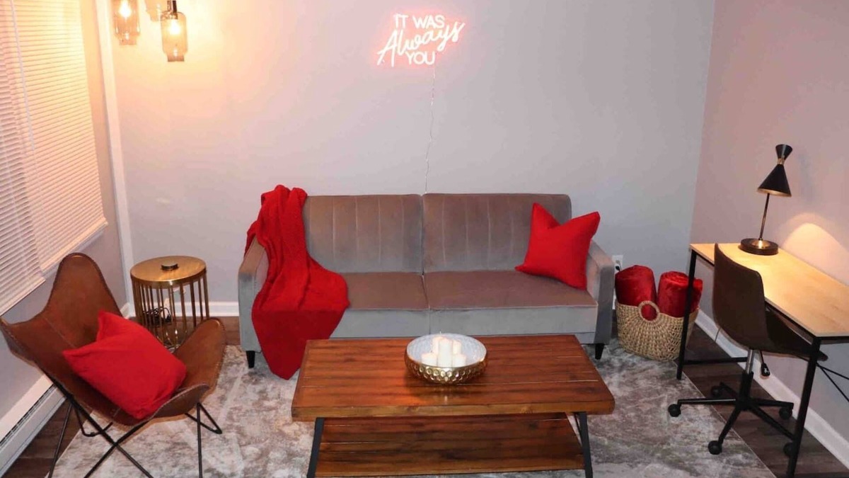 Yorkville House | Cozy Townhome w/King Beds Fast WIFI Hiking Kayak