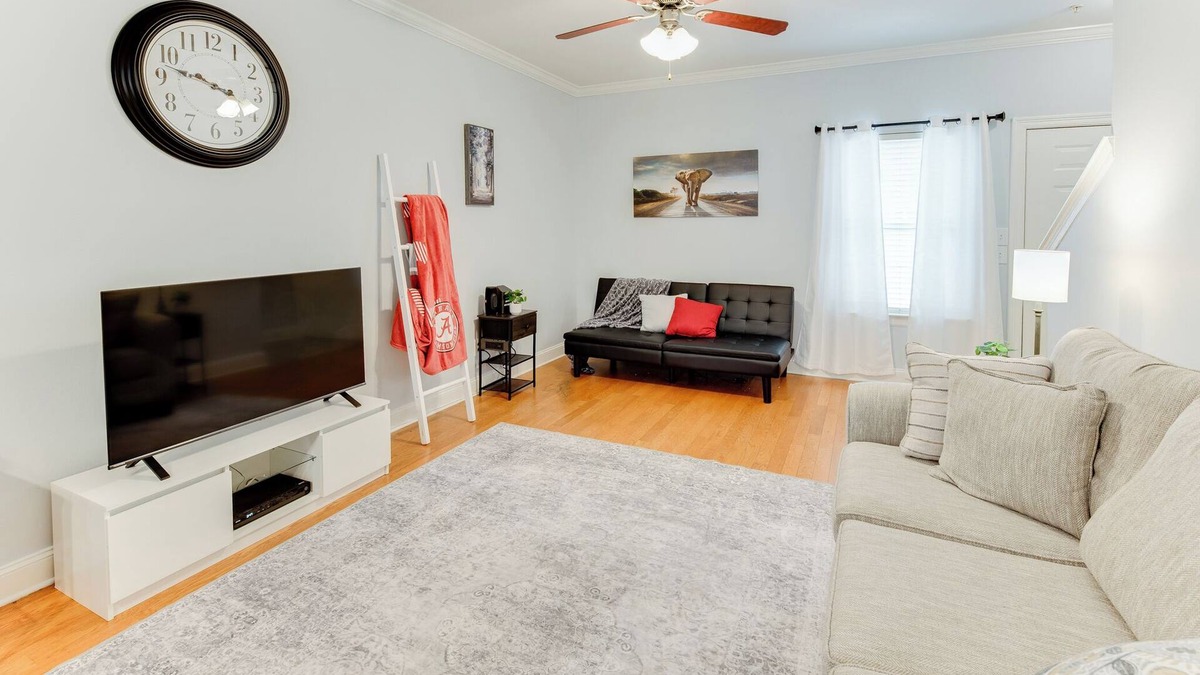 Tuscaloosa House | Cozy Townhome with Pool & Gym, 3.2 Miles from UA