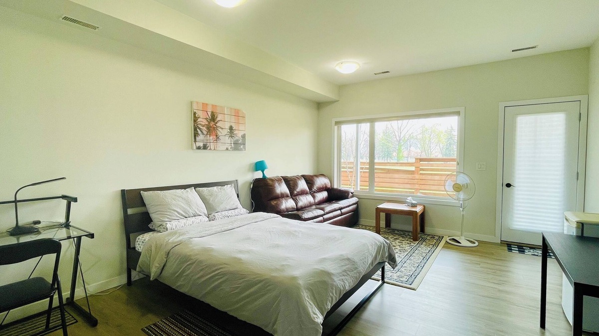 Fort Gary House | Cozy townhouse with Spacious Bedroom and Private Bathroom in South Winnipeg