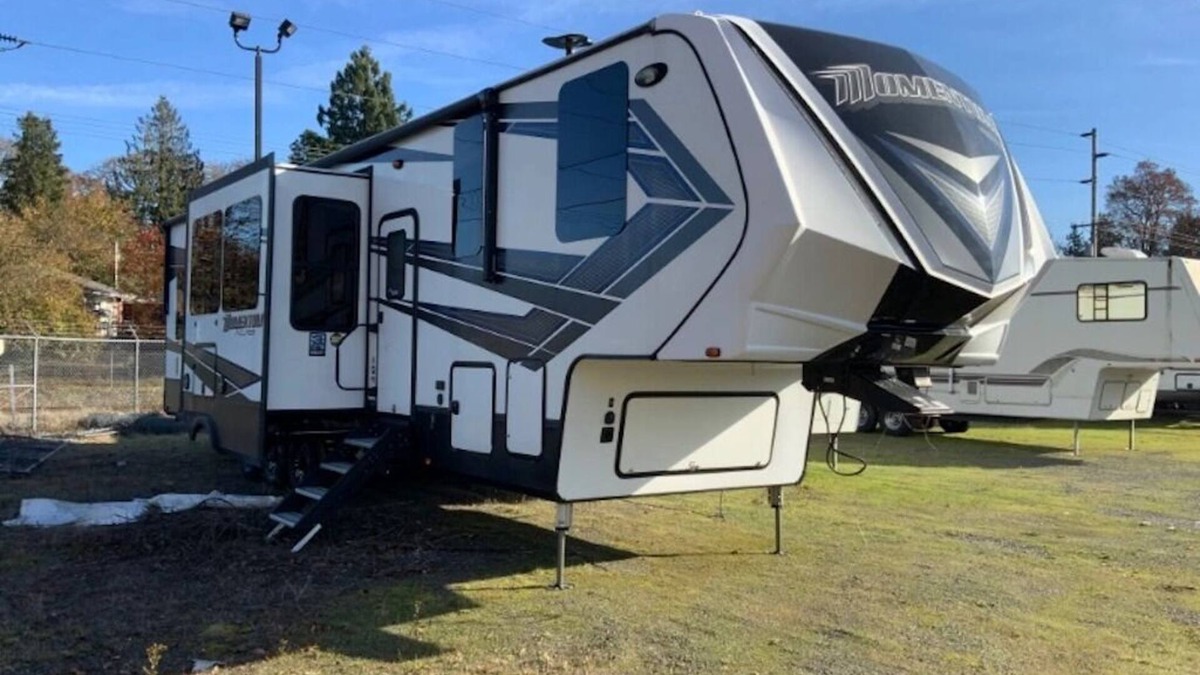 Randle House | Cozy Toy Hauler in Wonderful Randle with AC, WiFi Close to Packwood