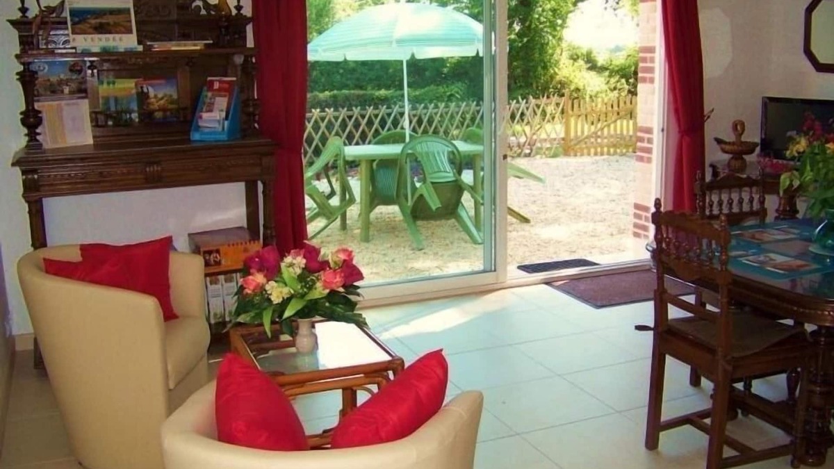 La Garnache Cottage | Cozy Traditional Cottage with Private Garden, Near La Garnache
