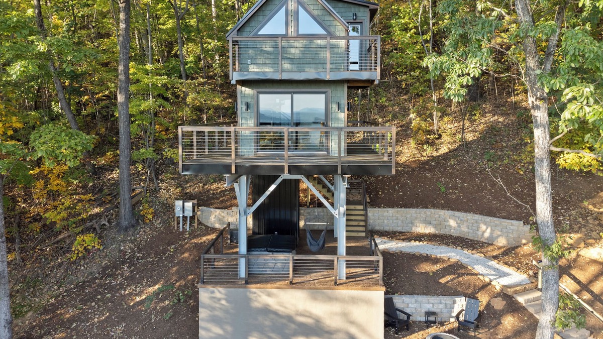 Stanardsville Cabin | Cozy Treehouse in charming Stanardsville with WiFi, Heating/AC, Hot Tub! n