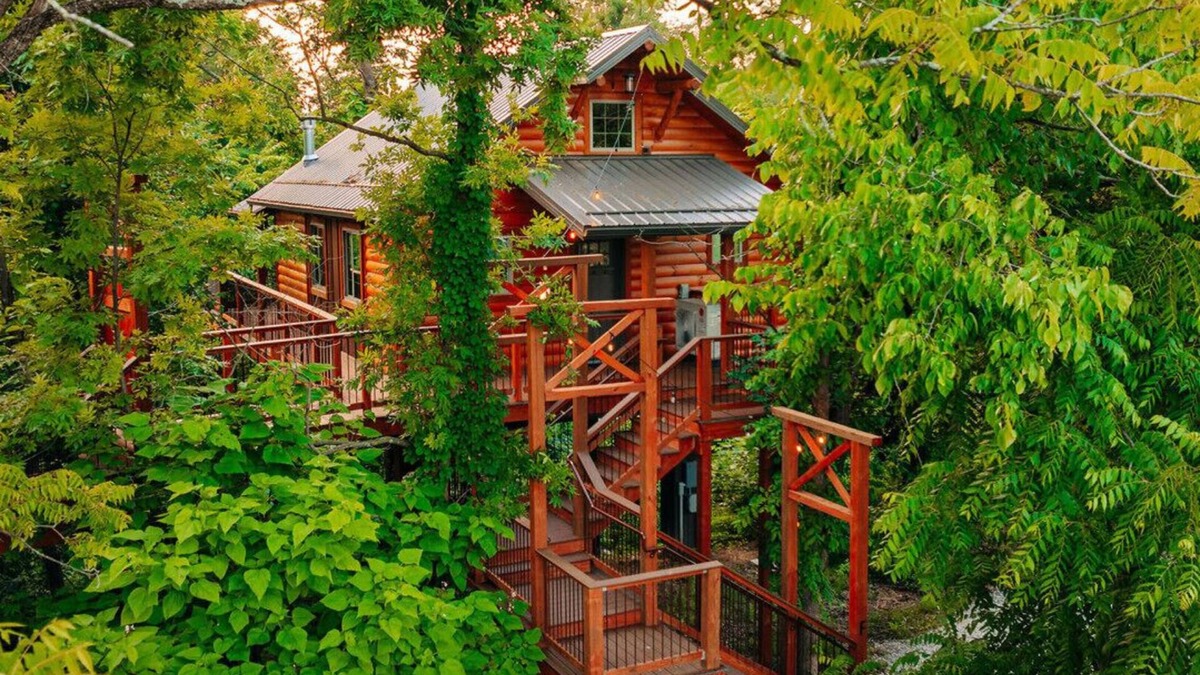 Millersburg Cabin | Cozy Treetop Getaway with Hot Tub