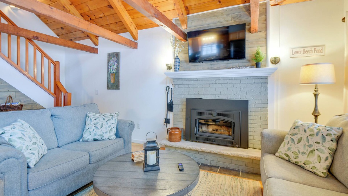 Tuftonboro House | Cozy Tuftonboro Home w/Deck - Walk to Beaches!