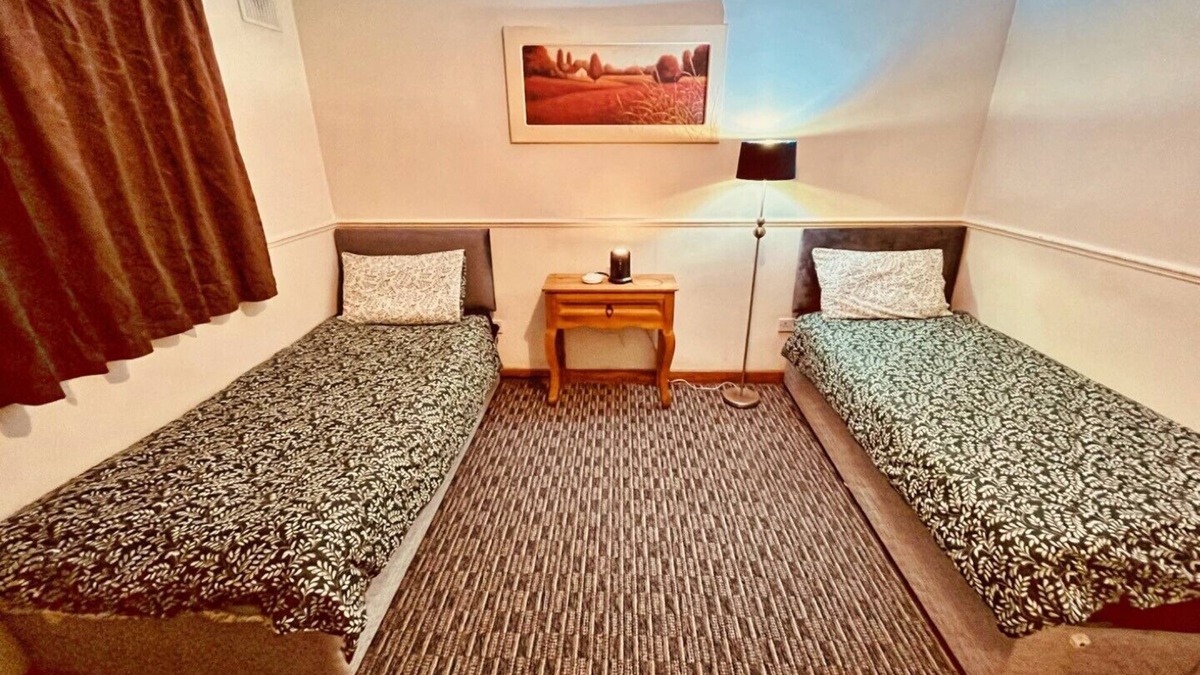 Drogheda Apartment | Cozy Twin Beds + Extra Mattress, Ideal Relaxing Stay. Close to City Center