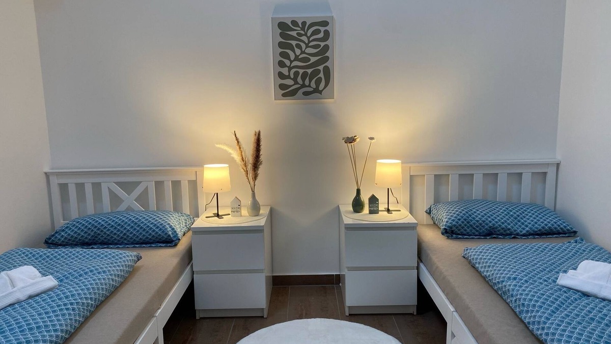 Roesrath House | Cozy twin room with terrace & smart TV in a quiet location | WLAN incl.