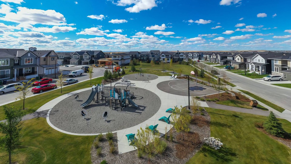 Airdrie House | Cozy Two Bedroom Aircon Suite in Airdrie
