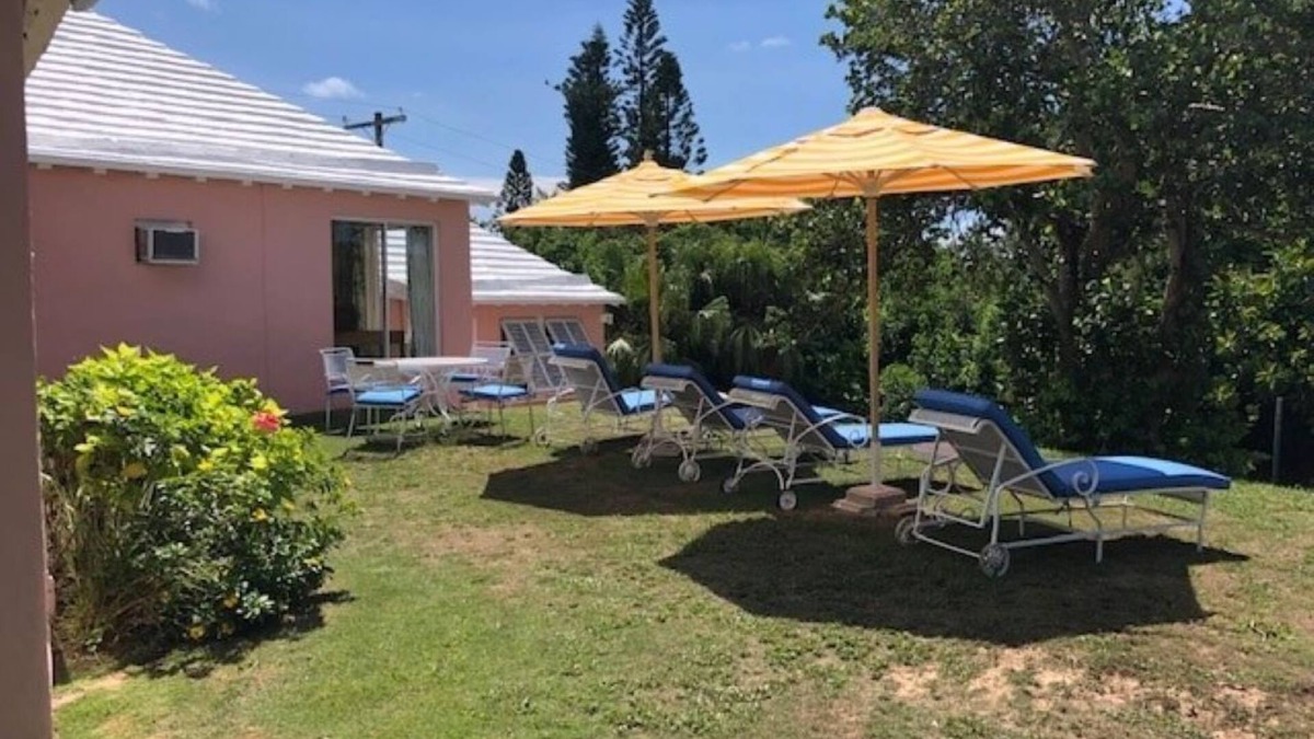 Paget Resort | Cozy Two Bedroom Bermuda Cottage with less than 5 minute walk to the beach!