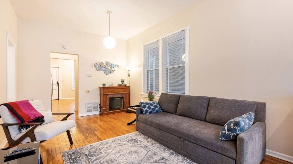 Lakeview Apartment | Cozy two bedroom close to Wrigley Field