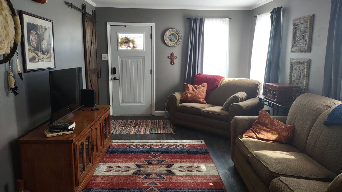 Wilmington Cottage | Cozy two bedroom home by historic Rt. 66, pet friendy too!