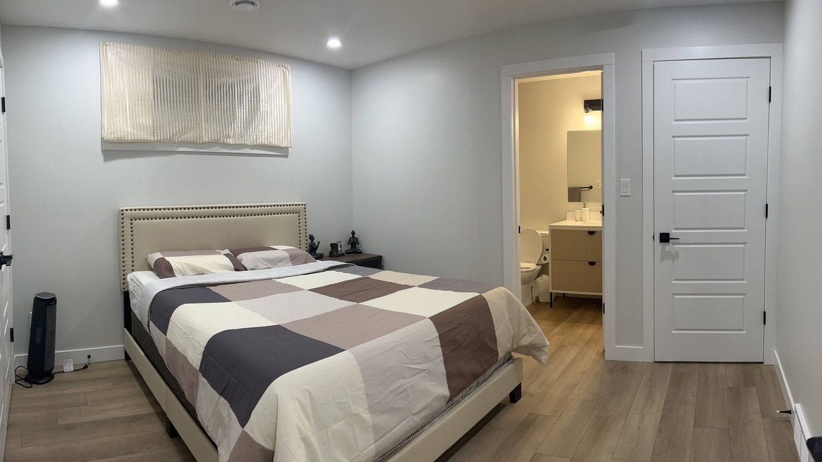 Regina House | Cozy two bedrooms suite.