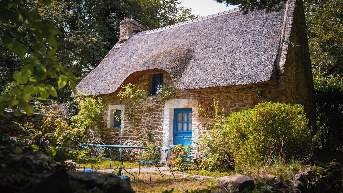 Moelan-sur-Mer House | Cozy typical Breton chaumiere with thatched roof