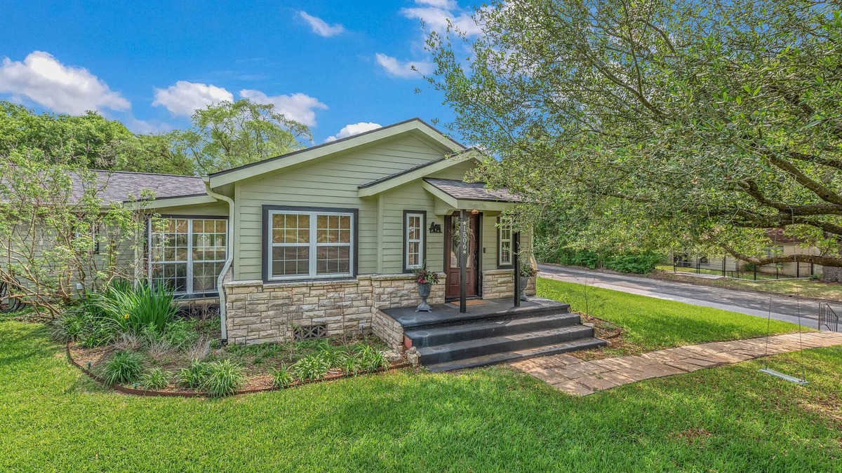 Navasota Cottage | Cozy up at Avenue Six Cottage!