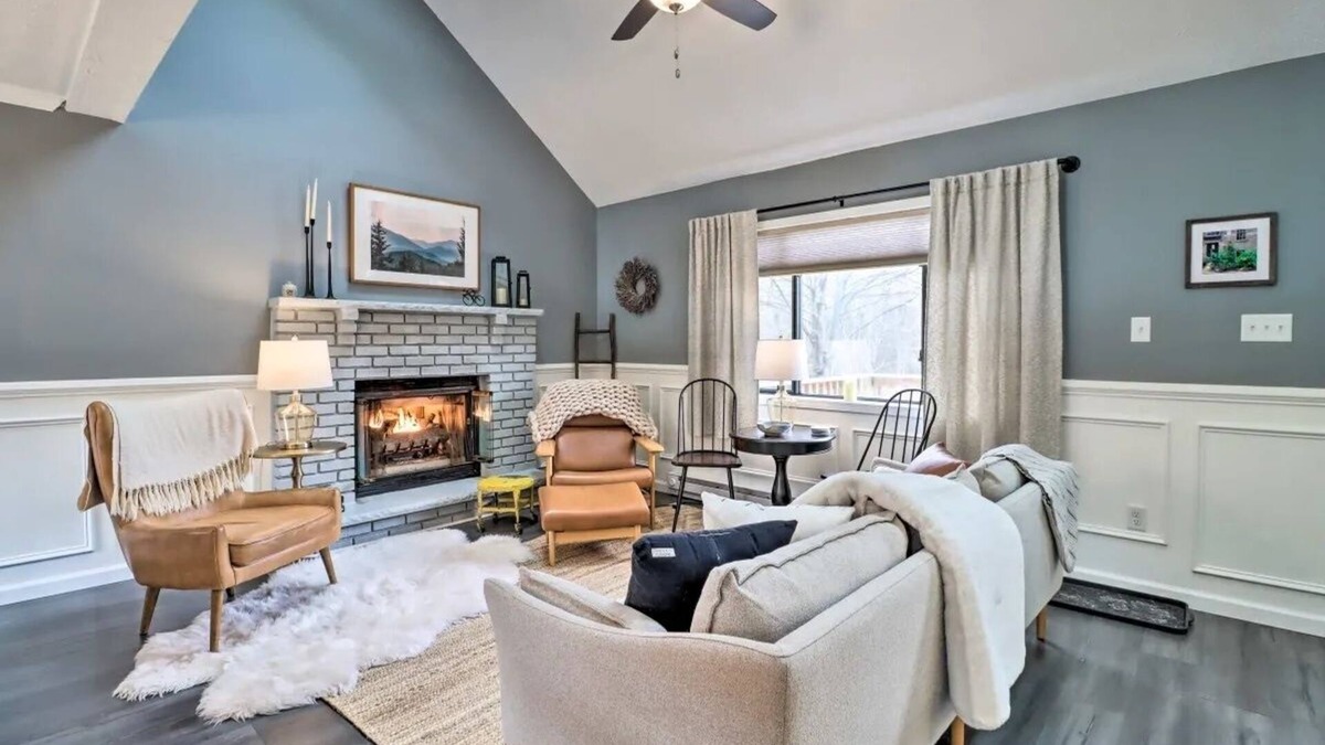 Mount Pocahontas House | Cozy up! Perfect for a girls weekend or family getaway