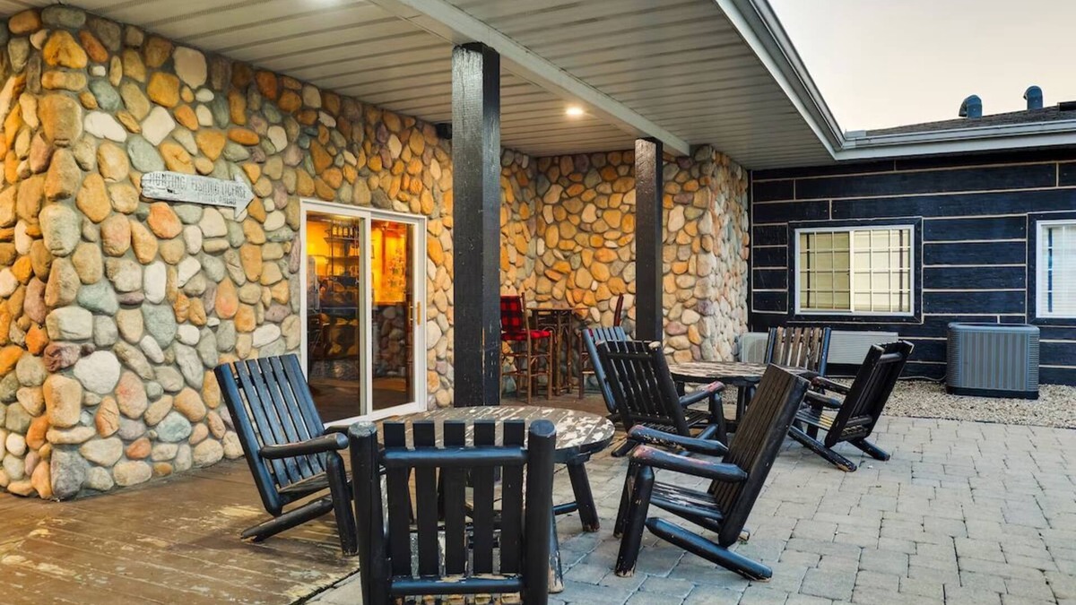 Peoria Hotel | Cozy Up with Riverside Sunsets & Award-Winning Service | 3 Units