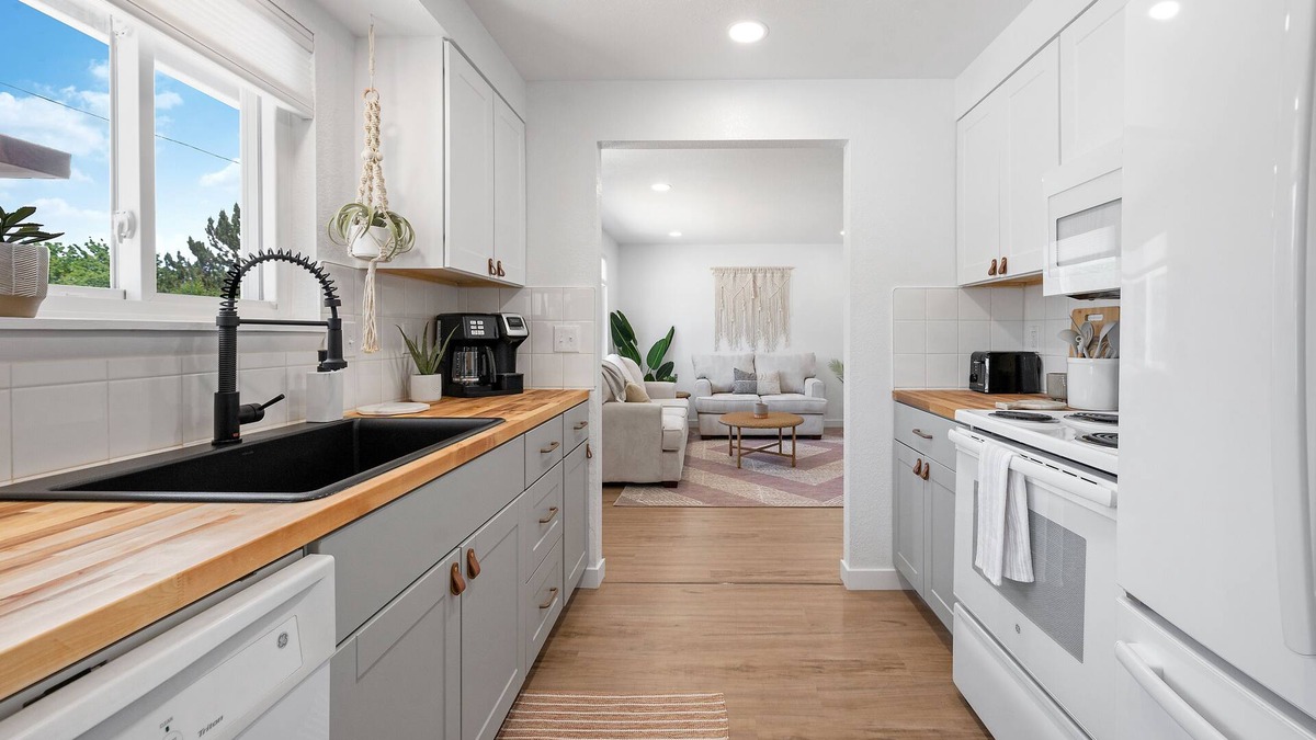 Franklin - Randolph House | Cozy & Updated 2 Bedroom Townhouse Near it All! BSU, Airport, DT & More!