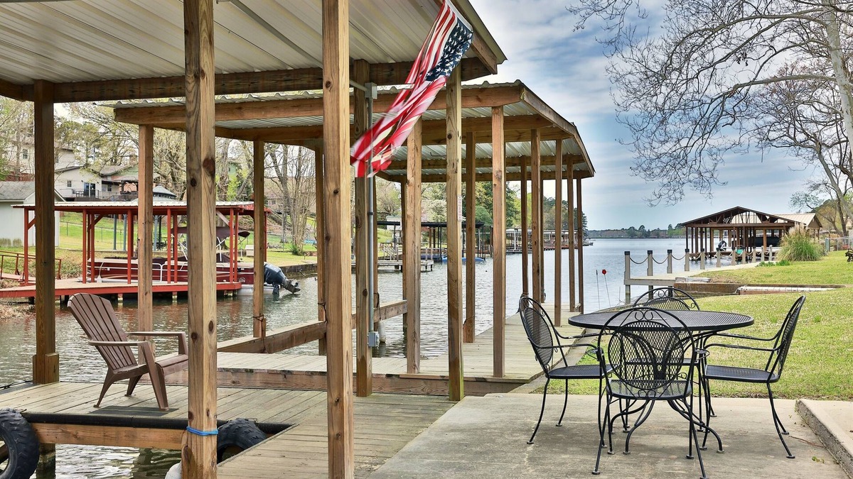 Lakeland House | Cozy Updated Lakefront Home