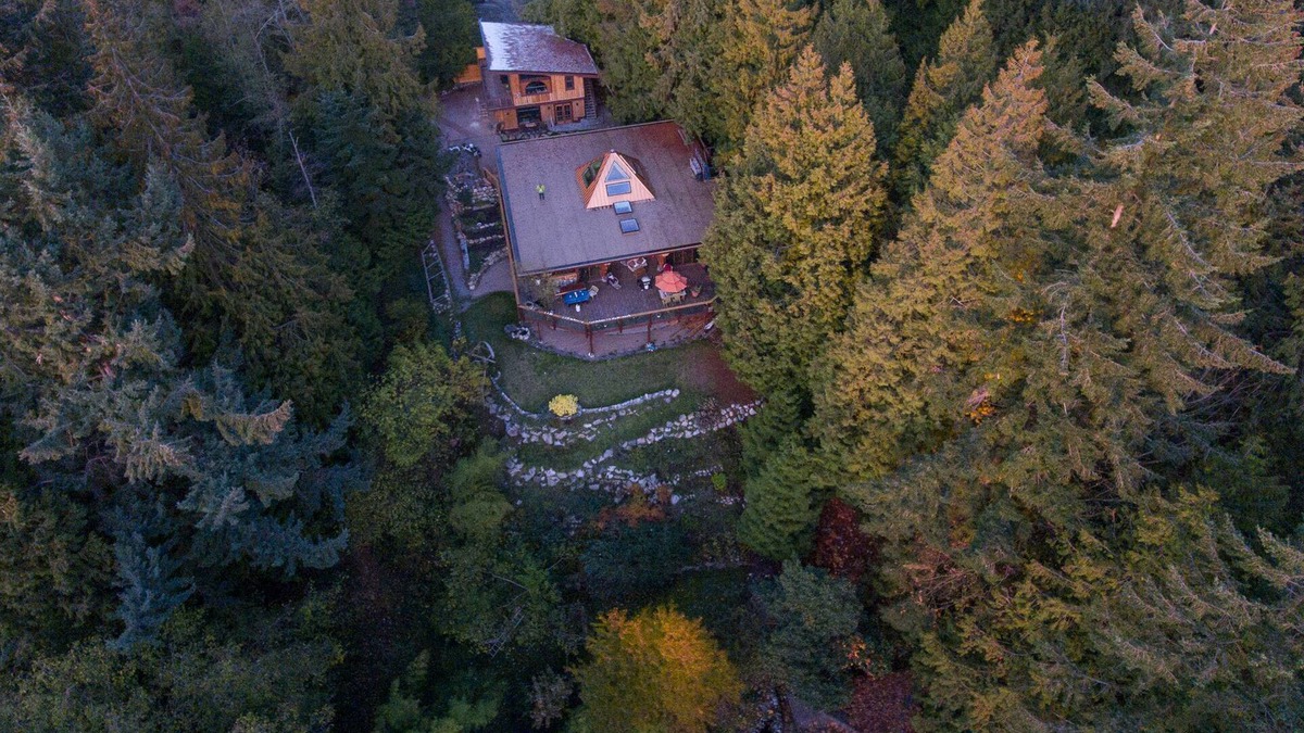Gibsons House | Cozy Upscale Getaway - Fantastic Location