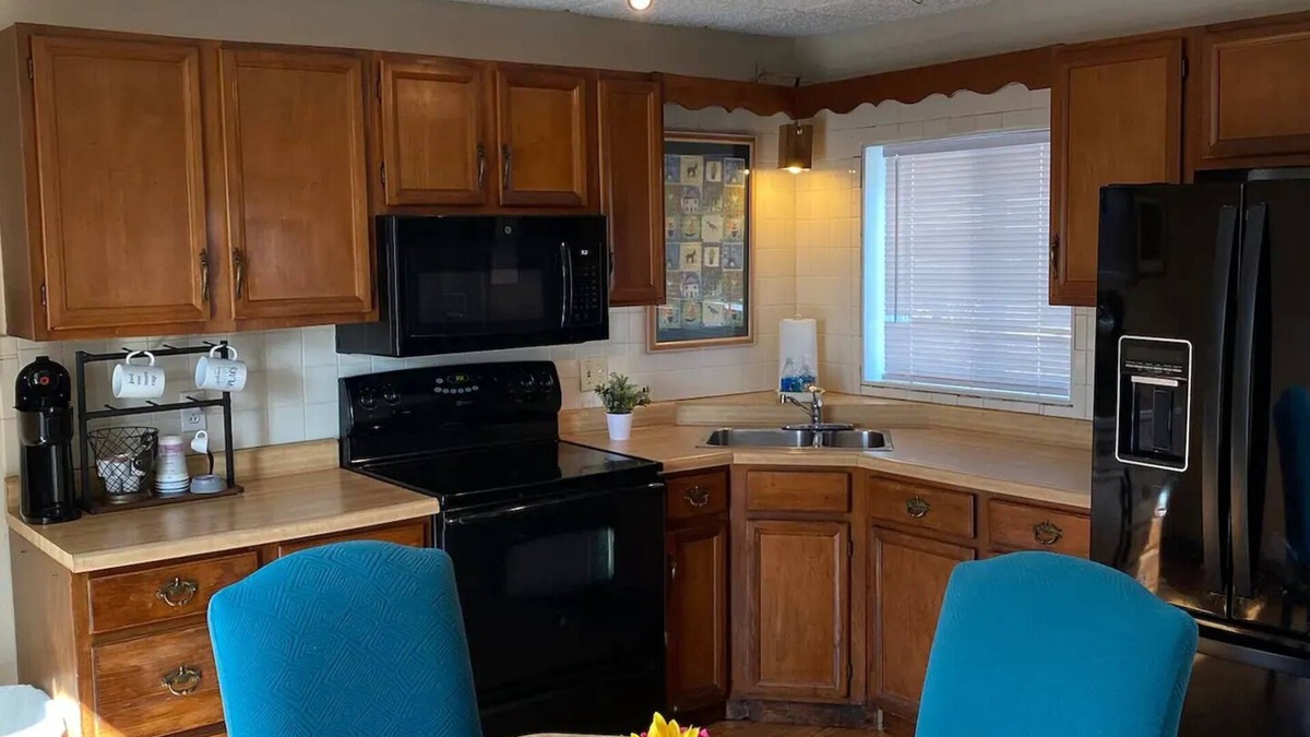 Ambridge House | COZY URBAN BUNGALOW Pet Friendly! Near PIT Airport, Pgh Stadiums & Museums!
