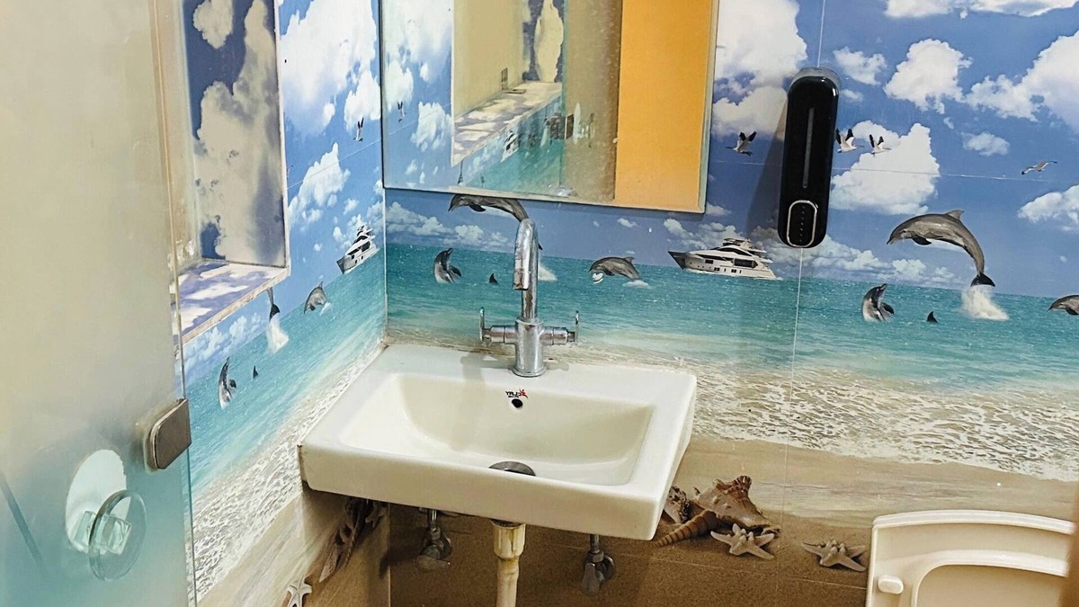 Jaipur District Hotel | Cozy Urban Haven - 42" Smart TV, Wi-Fi, Balcony-104
