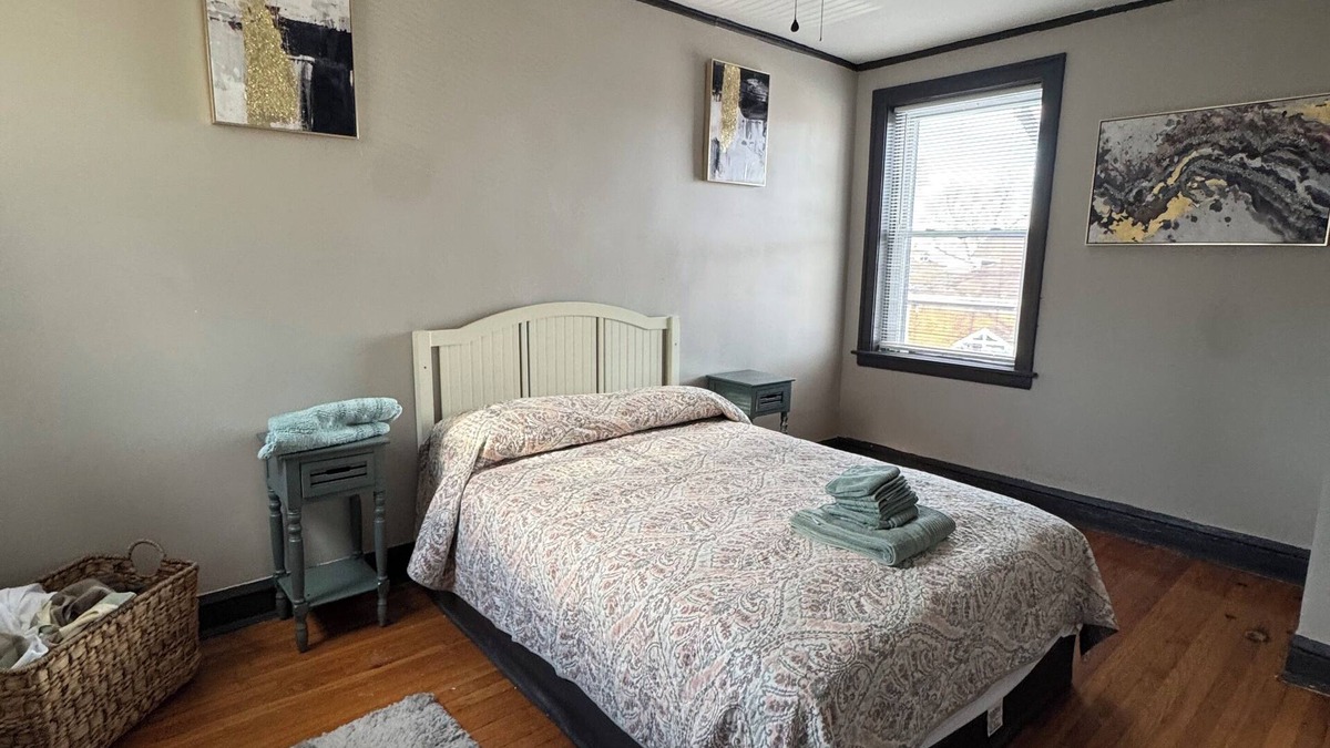 Gage Park Apartment | Cozy Urban Retreat Near Midway – Perfect for Travelers!