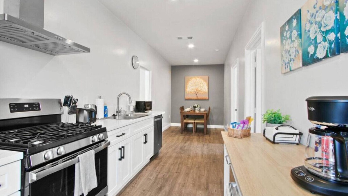Azusa House | Cozy Urban Retreat: with King and Queen Beds, 1.5 Baths, Well-Equipped Kitchen, Private Backyard, and a Designated Parking Space.