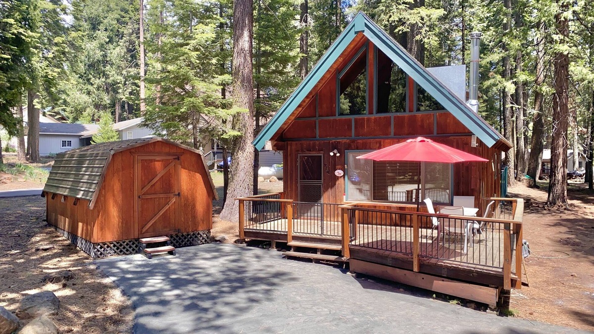 Lake Almanor Country Club Cabin | Cozy Conifer Cabin in the Country Club at Lake Almanor